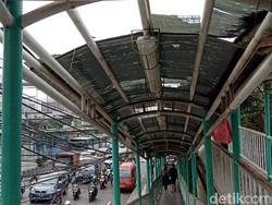 Atap JPO Mangga Dua Bolong-bolong