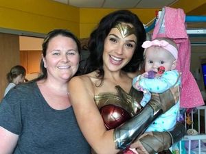 Kala si Cantik Gal Gadot Kunjungi Rumah Sakit Anak