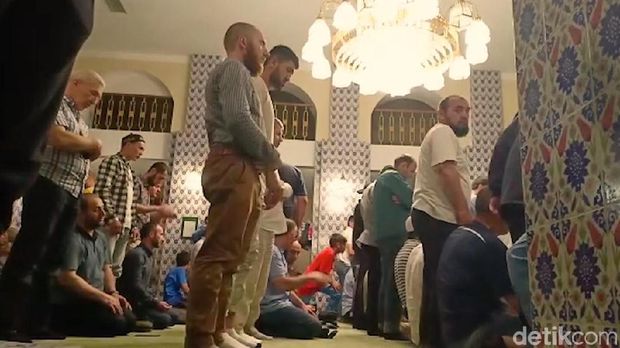 Suasana sholat di Masjid Tua Moskow