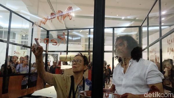 Mengintip Sampah Citarum hingga Sujud di Pameran Tisna Sanjaya