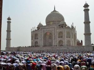 Muslim yang Bukan Penduduk Agra Dilarang Salat Jumat di Taj Mahal