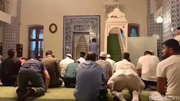 Mimbar kecil terletak di sisi depan masjid