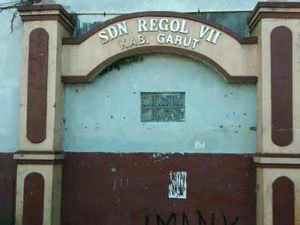 Gerbang Sekolah Gaib di Garut Hebohkan Warganet Gerbang Sekolah Gaib di Garut Hebohkan Warganet