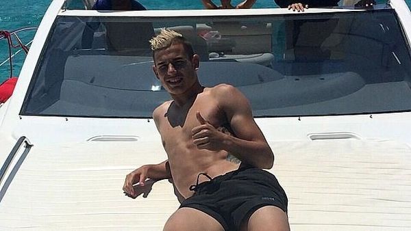 Foto: Bek Kiri Prancis yang Doyan ke Pantai