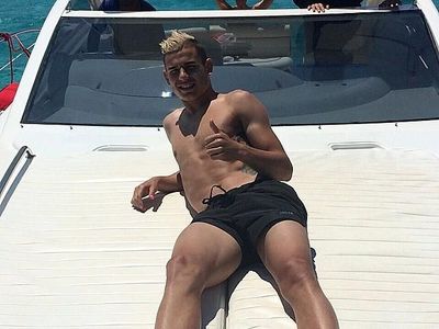 Foto: Bek Kiri Prancis yang Doyan ke Pantai