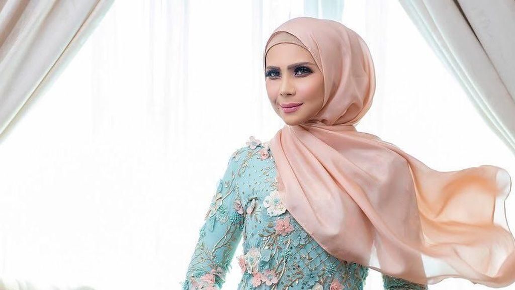 Gaya Hijab Seleb Cantik Malaysia, Selalu Matching Pakai Tas Mewah