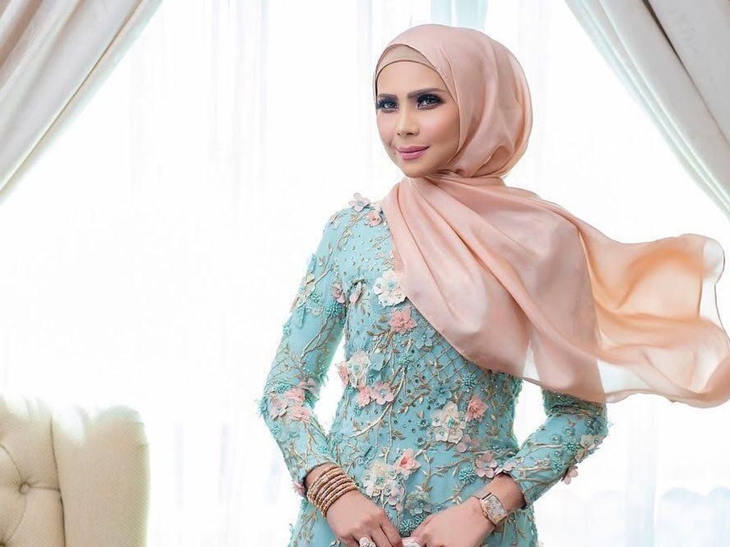 Gaya Hijab Seleb Cantik Malaysia, Selalu Matching Pakai Tas Mewah Gaya Hijab Seleb Cantik Malaysia, Selalu Matching Pakai Tas Mewah