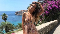 Adriana Djurdjevic, pasangan Duje Caleta-Car. Mereka kabarnya sudah berpacaran cukup lama dan Adriana sangat total mendukung kekasihnya, bahkan sampai pernah foto tanpa busana dengan bagian punggungnya dicat seperti bendera Kroasia. (Foto: Instagram @adrianadurdevic)