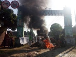 Protes Jalan Rusak dan Berdebu, Warga Pasuruan Nekat Bakar Ban