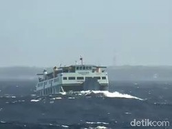 BMKG Banyuwangi Tanggapi Kapal Terombang-ambing di Selat Bali