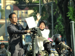 Terima Penghargaan Lee Kuan Yew, Risma: Perjuangan Belum Selesai