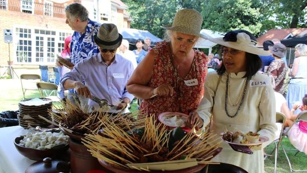 Aneka sate yang disajikan dalam piknik Anglo Indonesian Society 2018