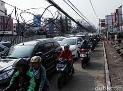 PLN: Kabel Menjuntai di Kelapa Gading Bukan Kabel Listrik
