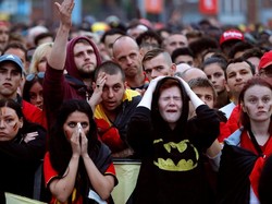 Berpakaian Batman, suporter wanita menangis sedih. REUTERS/Yves Herman.