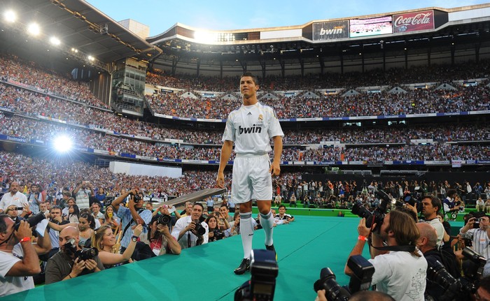 Momen Ronaldo - Real Madrid MADRID, SPAIN - JULY 06: New Real Madrid player Cristiano Ronaldo is presented to a full house at the Santiago Bernabeu stadium on July 6, 2009 in Madrid, Spain. (Photo by Denis Doyle/Getty Images)