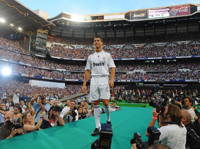 MADRID, SPAIN - JULY 06:  New Real Madrid player Cristiano Ronaldo is presented to a full house at the Santiago Bernabeu stadium on July 6, 2009 in Madrid, Spain.  (Photo by Denis Doyle/Getty Images)