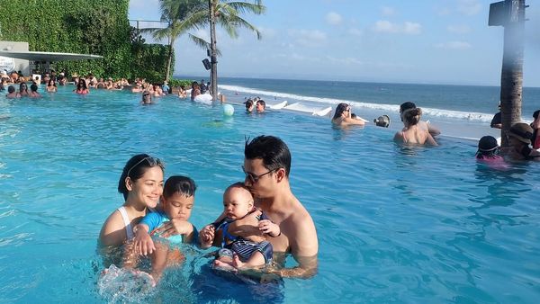 Foto: Asyiknya Titi Kamal & Christian Sugiono Liburan di Bali