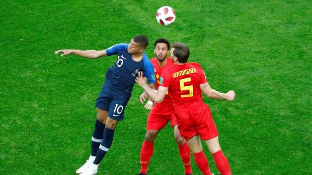 Moussa Dembele dan Marouane Fellaini lebih sering membantu Jan Vertonghen menghadapi Kylian Mbappe.