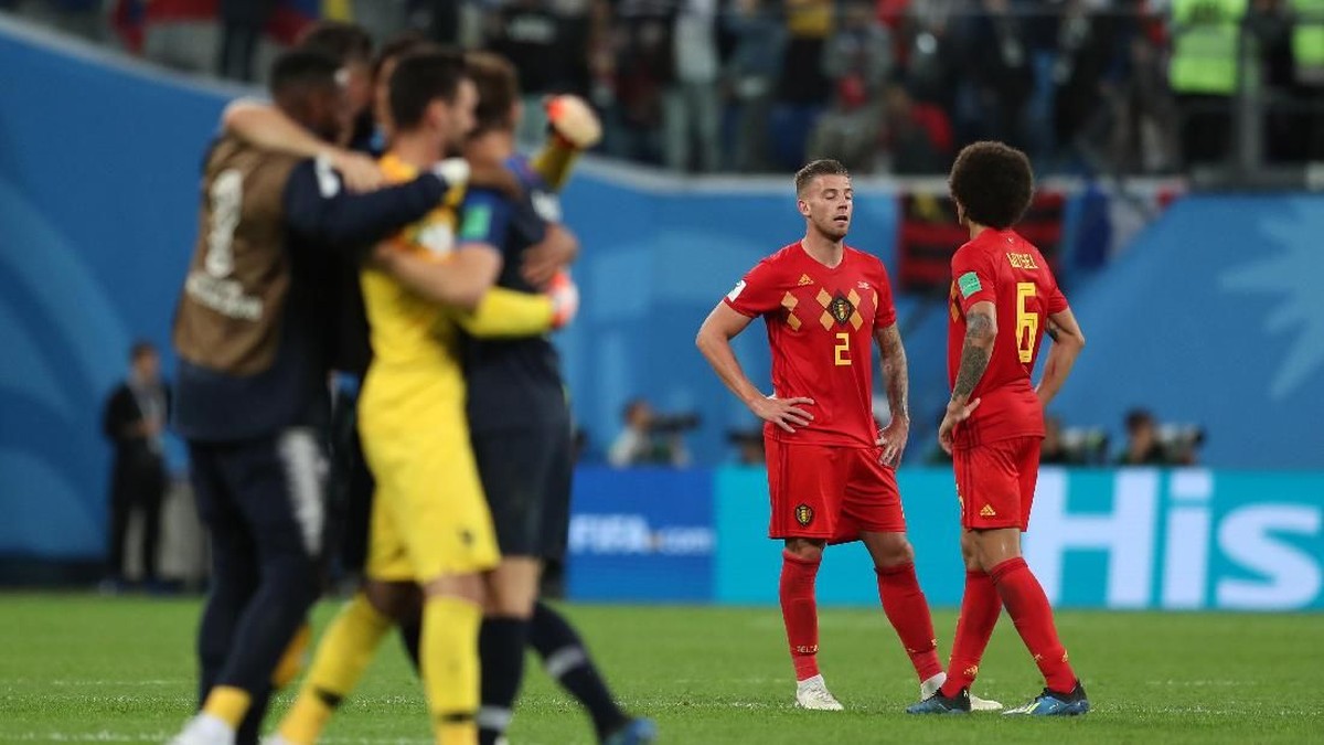 Para pemain Belgia lesu, sementara para pemain Prancis merayakan kemenangannya di semifinal Piala Dunia 2018 (Foto: Catherine Ivill/Getty Images)