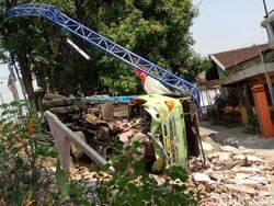 Hilang Kemudi, Truk Tabrak Papan Reklame dan Terguling, Sopir Tewas