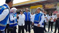 Berkacamata Hitam, Rini Tinjau UMKM di Rest Area Tol