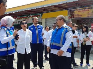Berkacamata Hitam, Rini Tinjau UMKM di Rest Area Tol