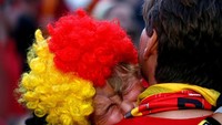 Suporter Belgia tampak menangis sedu. REUTERS/Darrin Zammit Lupi.