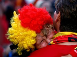 Suporter Belgia tampak menangis sedu. REUTERS/Darrin Zammit Lupi.