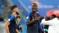Paul Pogba tampil impresif saat membawa Prancis mengatasi Belgia. Sebagai penyeimbang permainan, dia mencatatkan 90% umpan sukses dari 31 operan. Dia juga melepaskan satu tembakan, satu dribel sukses, memenangi tiga duel udara dan melakukan tiga tekel sukses, serta tak kehilangan bola sama sekali. (Foto: Alexander Hassenstein/Getty Images)