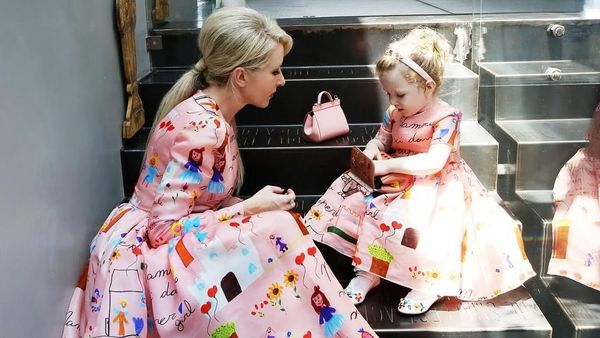 Gaya Kompak Ibu-Anak dengan Baju Branded, Sekali Tampil Bisa Capai Rp 75 Juta