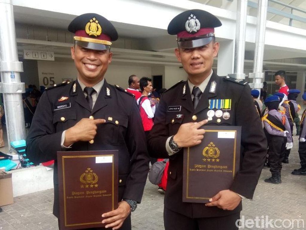 Ganjal Mobil-mobil Pemudik, 2 Polisi Ini Raih Pin Emas dari Kapolri Ganjal Mobil-mobil Pemudik, 2 Polisi Ini Raih Pin Emas dari Kapolri