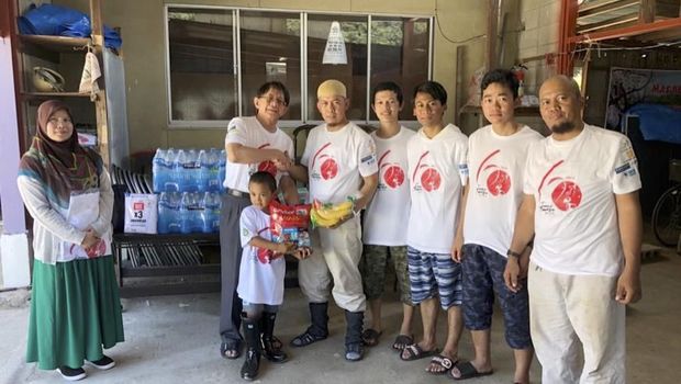 Bantuan ke WNI korban banjir di Kota Mihara, Hiroshima, Jepang, Selasa (10/7).