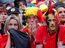 Menyaksikan pertandingan lewat nobar di Brussels, Belgia, suporter tampak tegang. REUTERS/Yves Herman.