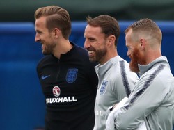 Sang pelatih Gareth Southgate juga dibuat tersenyum dengan tingkah polah anak asuhnya. REUTERS/Lee Smith.