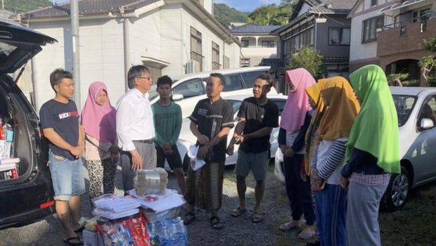 Penyaluran bantuan bagi WNI korban banjir di Kure, Hiroshima, Jepang, Selasa (10/7)