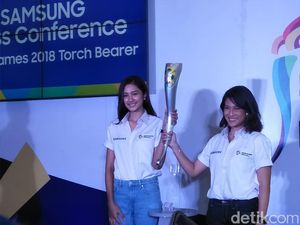 Dian Sastro dan Mikha Tambayong Berlari di Kirab Obor Asian Games 2018