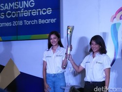 Dian Sastro dan Mikha Tambayong Berlari di Kirab Obor Asian Games 2018
