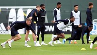 Jamie Vardy dan Raheem Sterling juga terlihat sangat ceria. REUTERS/Lee Smith.