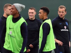 Melihat keceriaan teman-temannya, Phil Jones tampak tersenyum. REUTERS/Lee Smith