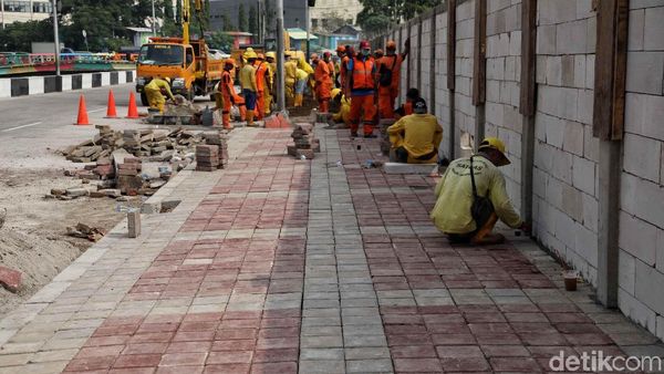 Trotoar di Depan Wisma Atlet Kemayoran Diperbaiki