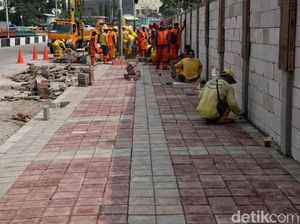 Trotoar di Depan Wisma Atlet Kemayoran Diperbaiki