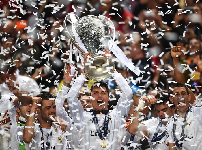 LISBON, PORTUGAL - MAY 24:  Cristiano Ronaldo of Real Madrid lifts the Champions league trophy during the UEFA Champions League Final between Real Madrid and Atletico de Madrid at Estadio da Luz on May 24, 2014 in Lisbon, Portugal.  (Photo by Laurence Griffiths/Getty Images)