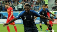 Samuel Umtiti menjadi pilar di jantung pertahanan Barcelona juga Prancis. Di level klub, Umtiti membantu Barca memenangi La Liga dan Copa del Rey, serta memastikan Les Bleus lolos ke final Piala Dunia 2018 setelah mencetak gol kemenangan atas Belgia 1-0 di semifinal. (Foto: Reuters)