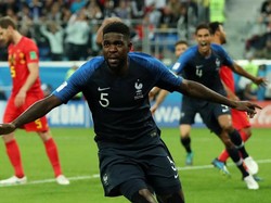 Samuel Umtiti menjadi pahlawan kemenangan Prancis atas Belgia, lewat sundulannya menyambut sepak pojok Antoine Griezmann. Gol tunggalnya meloloskan Prancis ke final. (Foto: Reuters)