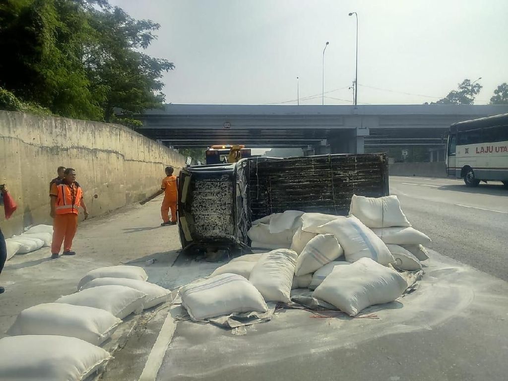 Pikap Muat Beras Terguling di Tol Bogor Arah Jakarta Pikap Muat Beras Terguling di Tol Bogor Arah Jakarta