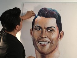 Christiam sedang mengerjakan karya seni potret diri Christiano Ronaldo dengan menggunakan pasta gigi. Istimewa/Boredpanda.