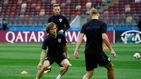 Pertandingan Kroasia vs Inggris pun menyajikan duel menarik antara pemain bertubuh jangkung mengantisipasi bola-bola mati yang mematikan dari Inggris. REUTERS/Kai Pfaffenbach.