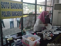 Pengamen hingga PKL Meriahkan HUT Bhayangkara di Bandung