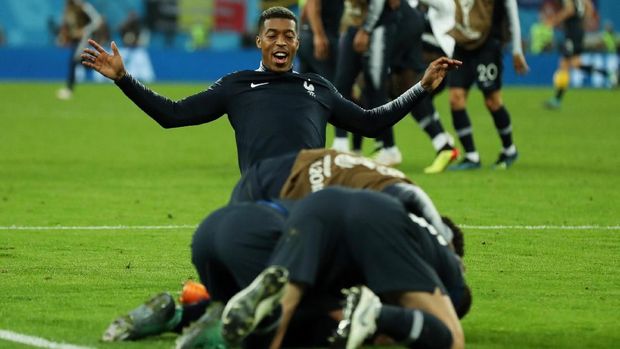 Para pemain timnas Prancis merayakan kelolosan ke final Piala Dunia.