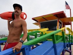 Lowongan Kerja Tak Biasa, Jadi Lifeguard di Resort Nudis